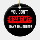 私に娘がいるなんて怖がらないパパ・ジョーク セラミックオーナメント (裏面)