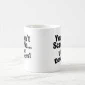 私に娘がいる私をおびえさせません コーヒーマグカップ (中央)