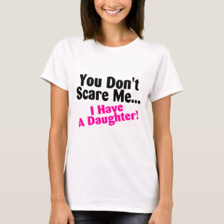 私に娘がいる私をおびえさせません Tシャツ