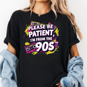 私に少し待っててください、私は1900年代から来たの Tシャツ