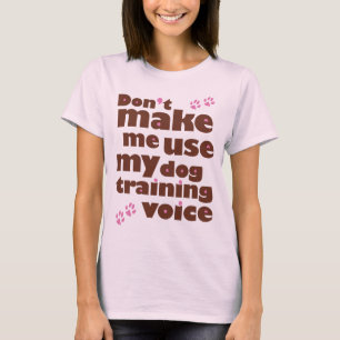私に私の犬の訓練の声を使用させます Tシャツ