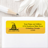 私に踏み付けない黄色いガッズデン国旗の看板 ラベル (インサイチュ)