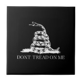 私に踏み込まないガッズデン国旗の白黒 タイル (正面)