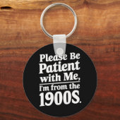 私に辛抱強く待ってください 私は1900年代生まれです  キーホルダー (正面)