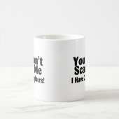 私に2人の娘がいる私をおびえさせません コーヒーマグカップ (中央)