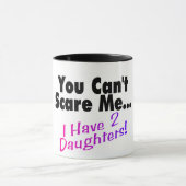 私に2人の娘がいる私をおびえさせることができません マグカップ (中央)