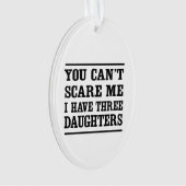 私に3人の娘がいる私をおびえさせることができません オーナメント (正面)