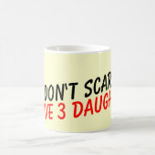 私に3人の娘のコーヒー・マグがある私をおびえさせません コーヒーマグカップ (中央)