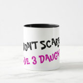 私に3人の娘のコーヒー・マグがある私をおびえさせません マグカップ (中央)