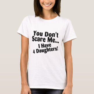 私に4人の娘がいる私をおびえさせません Tシャツ