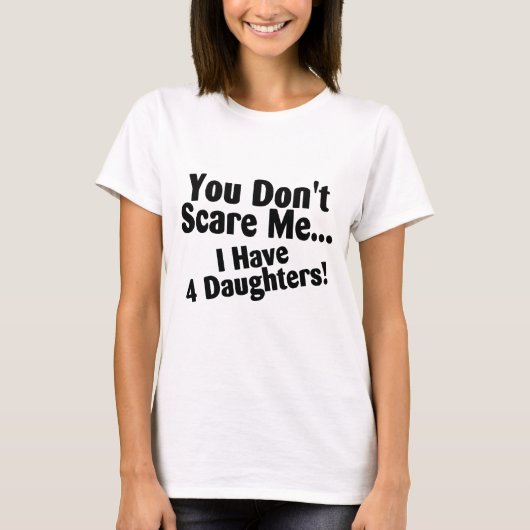 私に4人の娘がいる私をおびえさせません Tシャツ (正面)
