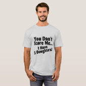 私に5人の娘がいる私をおびえさせません Tシャツ (正面フル)