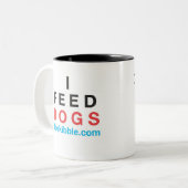 "私に"犬のマグを食べ物を与えて下さい ツートーンマグカップ (正面左)