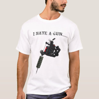 私にa (入れ墨)銃が…あります tシャツ