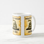 私にTシャツを踏み付けるな コーヒーマグカップ (正面右)