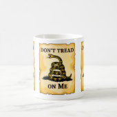 私にTシャツを踏み付けるな コーヒーマグカップ (中央)