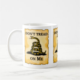 私にTシャツを踏み付けるな コーヒーマグカップ