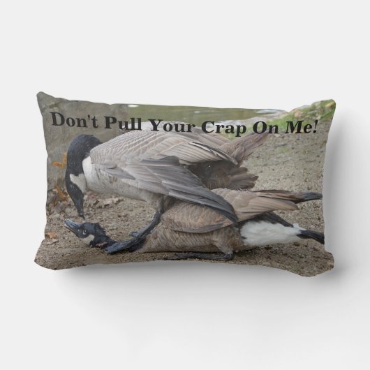 私のあなたのがらくたを引っ張らないで下さい! カナダのガチョウ ランバークッション (裏面)