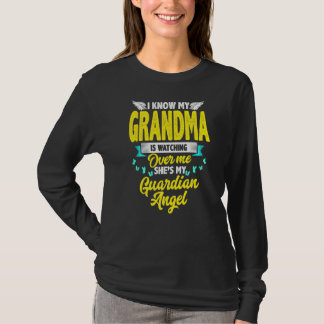 私のおばあちゃんが私のガードを見守っていることを知っている Tシャツ
