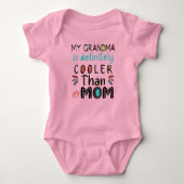 私のおばあちゃんは母クールより違いない ベビーボディスーツ (正面)