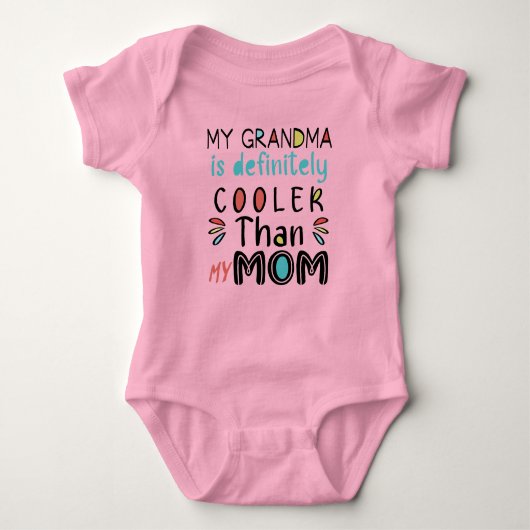 私のおばあちゃんは母クールより違いない ベビーボディスーツ (正面)