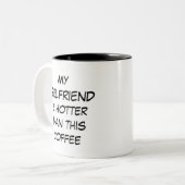私のおもしろいガールフレンドはこのコーヒーより暑い ツートーンマグカップ (正面左)
