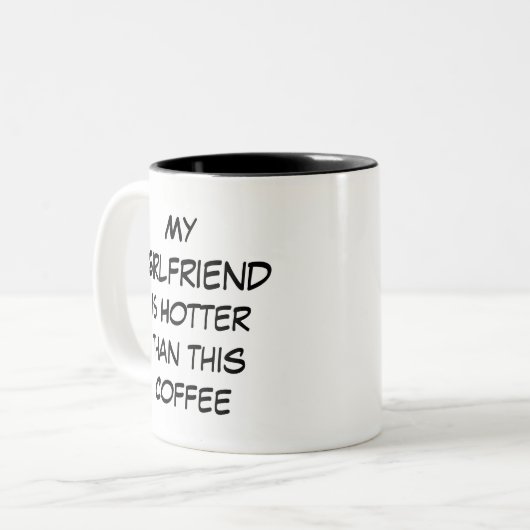 私のおもしろいガールフレンドはこのコーヒーより暑い ツートーンマグカップ (正面左)