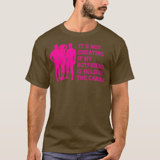 私のおもしろい彼氏が抱えもしている不正行為ではない Tシャツ