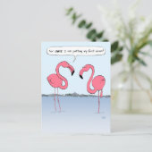 私のおもしろい足をダウンさせるピンクのフラミンゴの漫画 ポストカード (スタンド正面)