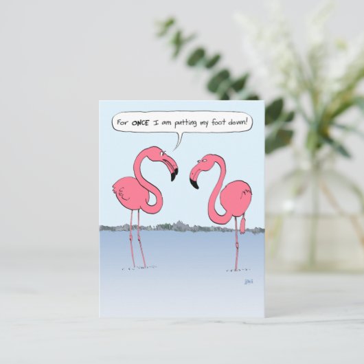 私のおもしろい足をダウンさせるピンクのフラミンゴの漫画 ポストカード (スタンド正面)