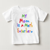 私のお母さんの数学のスーパーヒーローのTシャツおよびギフト ベビーTシャツ (正面)