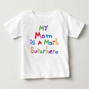 私のお母さんの数学のスーパーヒーローのTシャツおよびギフト ベビーTシャツ