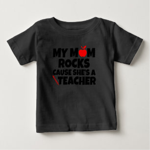 私のお母さんの石の原因彼女は先生のおもしろいなベビーです ベビーTシャツ