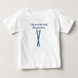私のお母さんはあなたのお母さんの幼児のワイシャツよりよくスキーをし ベビーTシャツ