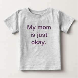私のお母さんはちょうど良い幼児のTシャツです ベビーTシャツ