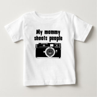 私のお母さんは人々を撃ちます ベビーTシャツ