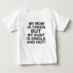 私のお母さんは取られますが、私の叔母さんは独身ので、熱いfunnです ベビーTシャツ