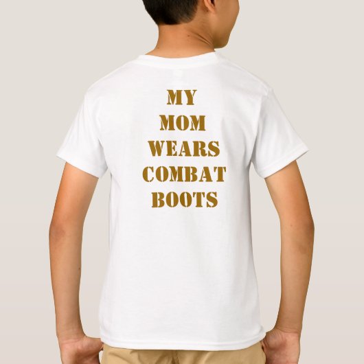 私のお母さんは戦闘用ブーツを身に着けています Tシャツ (裏面)