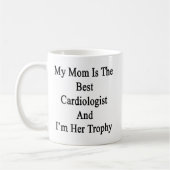 私のお母さんは最も最高のな心臓学医であり、私は彼女のトロフィです コーヒーマグカップ (左)