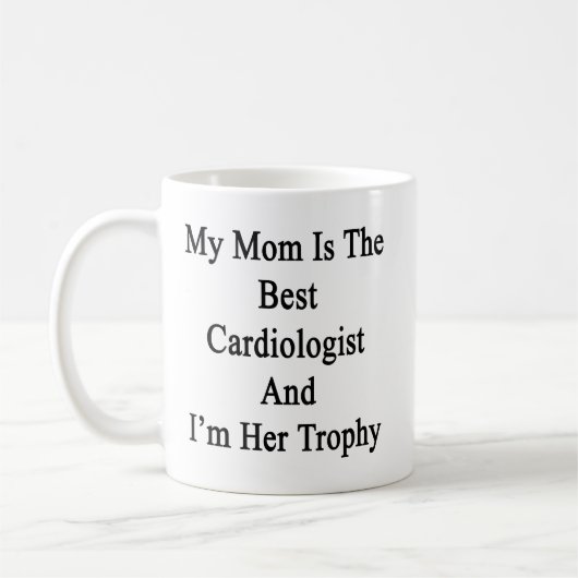 私のお母さんは最も最高のな心臓学医であり、私は彼女のトロフィです コーヒーマグカップ (左)