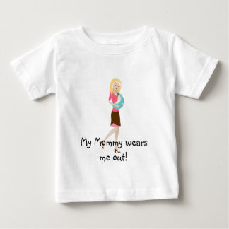 私のお母さんは私を身に着けています! ベビーTシャツ