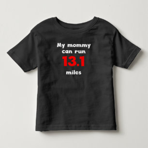 私のお母さんは13.1マイルを走ることができます トドラーTシャツ