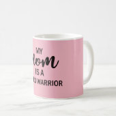私のお母さんはFibro戦士のコーヒー・マグです コーヒーマグカップ (正面右)
