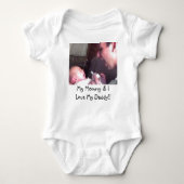 私のお母さん及び私は私のお父さんを愛します!! ベビーボディスーツ (正面)