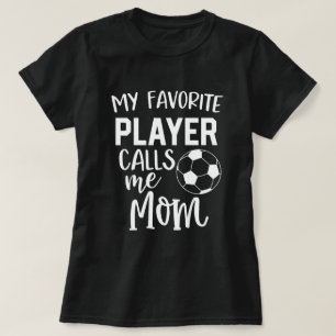 私のお気に入りのなサッカーの選手は私をお母さんのゲームと電話します Tシャツ
