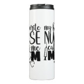 私のお気に入りのナースは私をママと呼ぶ – タンブラー (裏面)