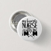 私のお気に入りのナースは私をママと呼ぶ –  缶バッジ (正面&裏面)