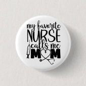 私のお気に入りのナースは私をママと呼ぶ –  缶バッジ (正面)