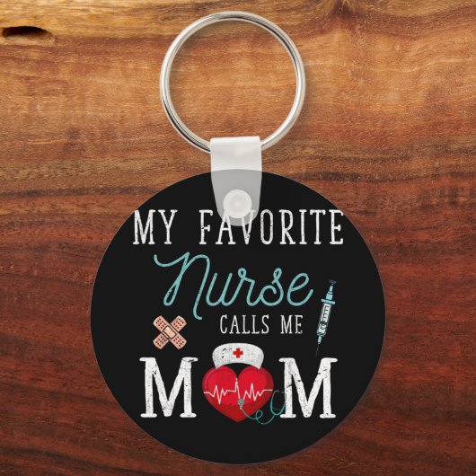 私のお気に入りのナースは私をママ私のお気に入りのナースCと呼ぶ キーホルダー (正面)