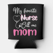 私のお気に入りのナースは私をママTシャツと呼ぶ 缶クーラー (正面)